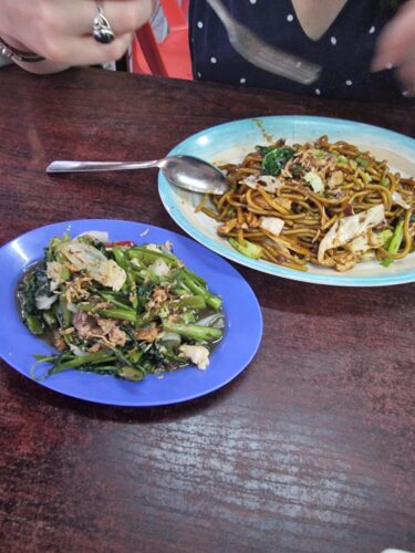 Mee Goreng Ayam und Kangkung