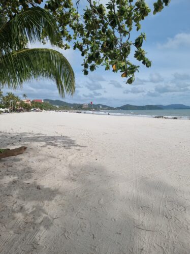 Chenang Beach bei Tag