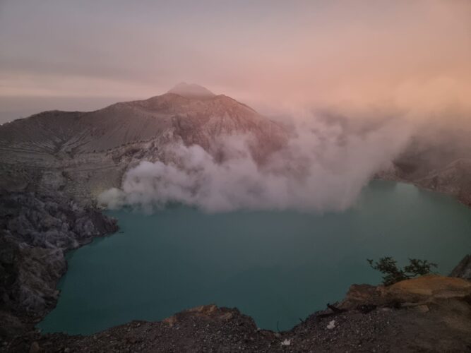 Kratersee im Morgengrauen