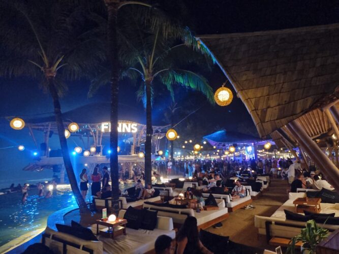 Fins Beachclub bei Nacht