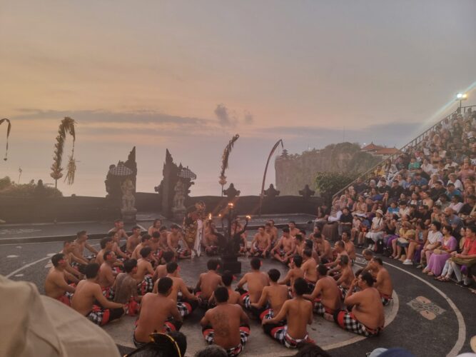 Keck Fire Dance beim Uluwatu Tempel