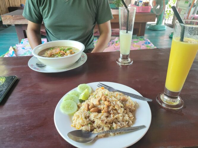 Erste Mahlzeit in Laos