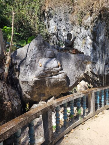 Tempel vor der Höhle