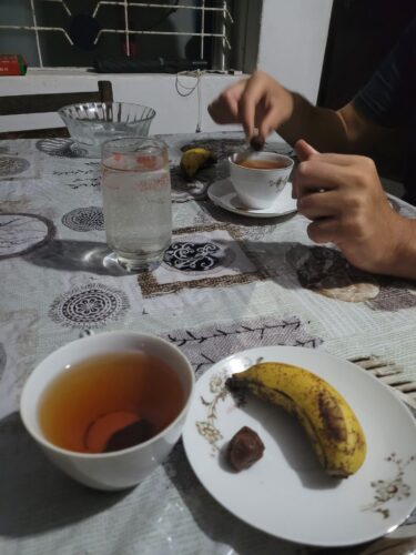 Zimttee mit Nachtisch am Abend