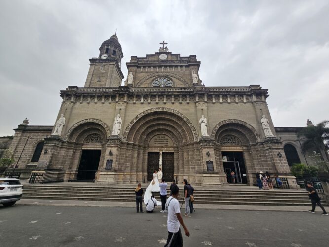 Kathedrale, die ständig von Erdbeben zerstört wird